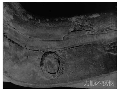 使用在硫酸酸洗液中的AISI316鉤具,其焊縫周圍發生的晶間腐蝕