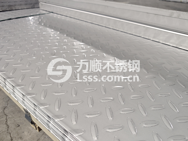 011f99102b6282fba77b8492d0d96a4b.jpg 不銹鋼防滑板 304扁豆花紋板樓梯踏步